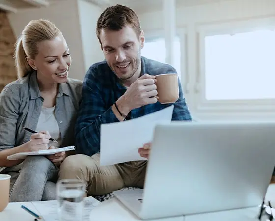 Pár tervezi a nyugdíjat, nyugdíj-előtakarékosság.