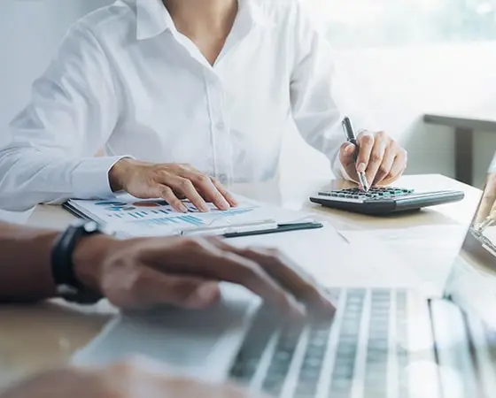 Ügyfél és tanácsadó beszélget, biztosítási tanácsadás.